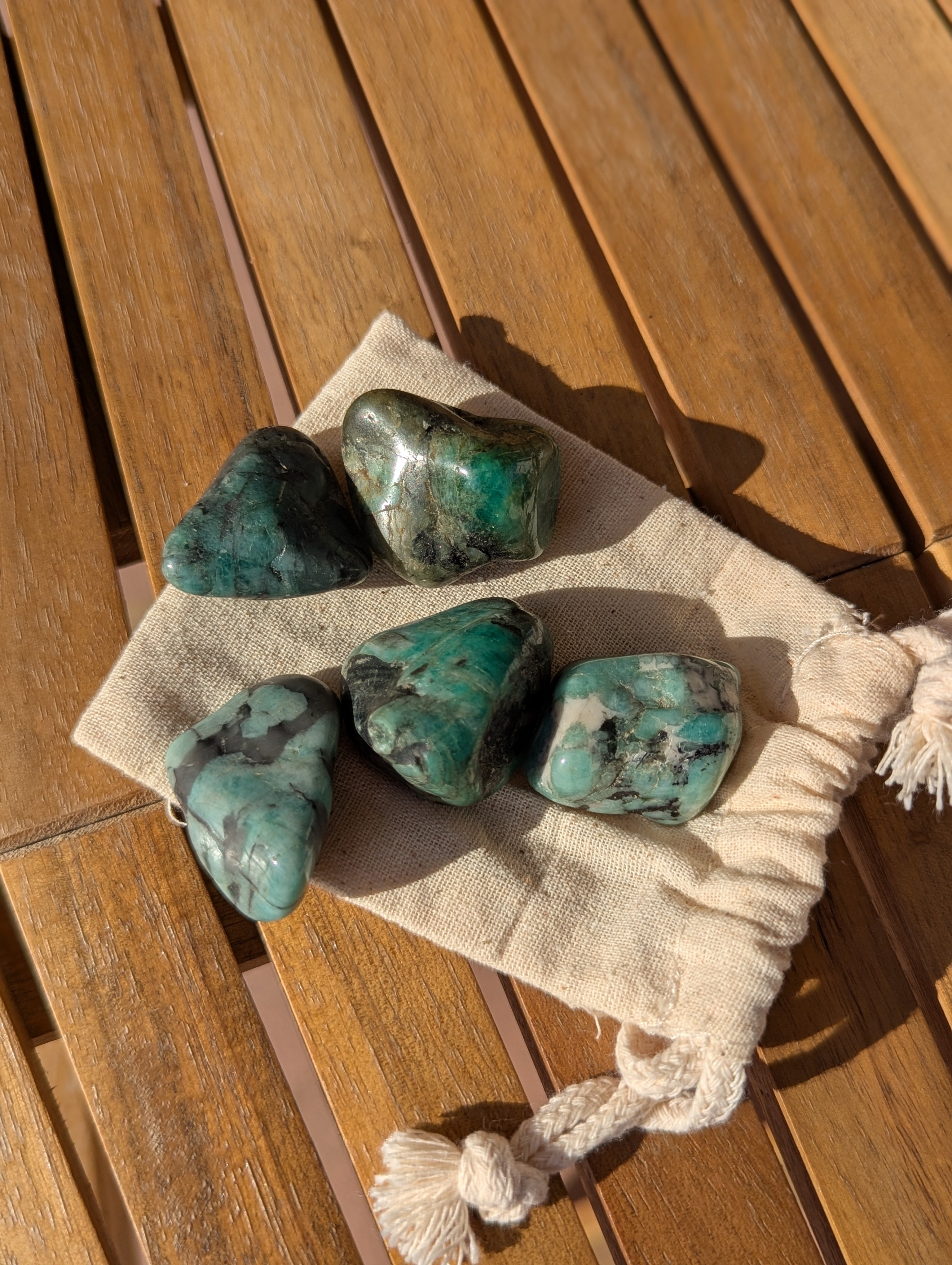 Emerald Tumbled Stones 1-1.50 Inch - AA Grade
